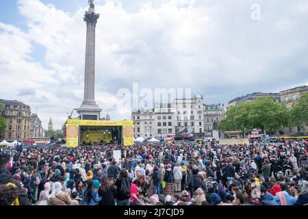 LONDON, DEN 08 2022. MAI. Tausende besuchen Eid auf dem Platz am Trafalgar Square, um das Ende des Ramadan, des heiligen Fastenmonats, zu begehen. Stockfoto