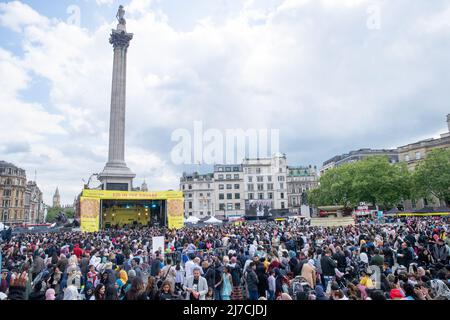 LONDON, DEN 08 2022. MAI. Tausende besuchen Eid auf dem Platz am Trafalgar Square, um das Ende des Ramadan, des heiligen Fastenmonats, zu begehen. Stockfoto