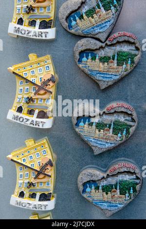 Kühlschrankmagnet Souvenirs im Verkauf, Salzburg, Österreich. Stockfoto