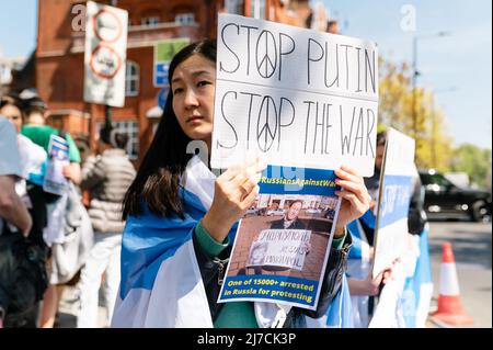 London, Großbritannien. 30. April 2022. Protest in Solidarität mit der russischen Antikriegsbewegung Ukrainisches Volk vor der russischen Botschaft in London Stockfoto
