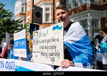 London, Großbritannien. 30. April 2022. Protest in Solidarität mit der russischen Antikriegsbewegung Ukrainisches Volk vor der russischen Botschaft in London Stockfoto