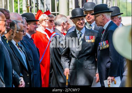 London, Großbritannien. 8 Mai 2022. Seine königliche Hoheit Prinz Edward (im Bild) der Earl of Wessex, KG, GCVO, CD, ADC, Royal Honorary Colonel The Royal Wessex Yeomanry wird am Sonntag, den 8.. Mai 2022, bei der jährlichen Parade und dem Gottesdienst der Combined Cavalry Old Comrades Association im Cavalry Memorial neben dem Bandstand im Hyde Park begrüßt. Kredit: Guy Bell/Alamy Live Nachrichten Stockfoto