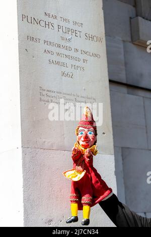 London, Großbritannien. 8 Mai 2022. Eine Mr. Punch-Marionette vor der St Paul’s Church (die Schauspielerkirche) vor dem Covent Garden May-Fest „Sayre & Puppet Festival“ im Kirchengarten. Punch & Judy Professoren und Puppenspieler aus dem ganzen Land und dem Ausland versammeln sich zu einer jährlichen Feier, um in der Nähe der Stelle aufzutreten, an der Samuel Pepys im Mai 1662 erstmals eine Sichtung von Herrn Punch aufgezeichnet hat, die in diesem Jahr zum 360.. Geburtstag von Herrn Punch begangen wird. Kredit: Stephen Chung / Alamy Live Nachrichten Stockfoto