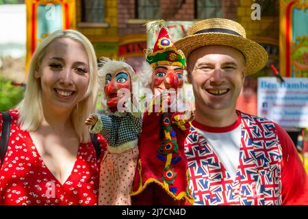 London, Großbritannien. 8 Mai 2022. Puppenspieler während des Covent Garden May-Festivals „Sayre & Puppet“ im Garten der St. Paul’s Church (die Schauspielerkirche) in Covent Garden. Punch & Judy Professoren und Puppenspieler aus dem ganzen Land und dem Ausland versammeln sich zu einer jährlichen Feier, um in der Nähe der Stelle aufzutreten, an der Samuel Pepys im Mai 1662 erstmals eine Sichtung von Herrn Punch aufgezeichnet hat, die in diesem Jahr zum 360.. Geburtstag von Herrn Punch begangen wird. Kredit: Stephen Chung / Alamy Live Nachrichten Stockfoto