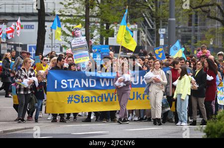 08. Mai 2022, Bayern, München: Teilnehmer einer Kundgebung gegen den Krieg in der Ukraine marschieren in einem Demonstrationszug durch die Innenstadt. Foto: Karl-Josef Hildenbrand/dpa Stockfoto