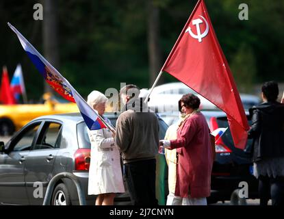 08. Mai 2022, Nordrhein-Westfalen, Köln: Eine pro-russische Autokolonne mit rund 1000 angemeldeten Teilnehmern startet am Fühlinger See und fährt durch Köln zum Gremberger Wäldchen. Foto: Thomas Banneyer/dpa Stockfoto