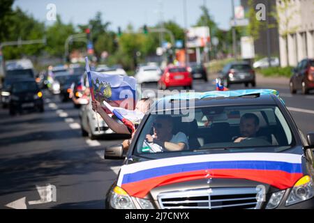 08. Mai 2022, Nordrhein-Westfalen, Köln: Eine pro-russische Autokolonne mit rund 1000 angemeldeten Teilnehmern startet am Fühlinger See und fährt durch Köln zum Gremberger Wäldchen. Foto: Thomas Banneyer/dpa Stockfoto