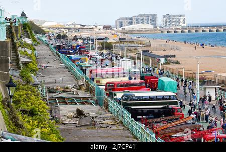 Brighton UK 8. May 2022 - Teilnehmer des 59. Historic Commercial Vehicle Run Brighton Madeira Drive direkt am Meer nach der Ankunft aus South London . Rund 200 Fahrzeuge, die über 20 Jahre alt sein müssen, nehmen dieses Jahr Teil : Credit Simon Dack / Alamy Live News Stockfoto