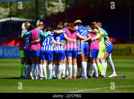 Brighton Spieler vor dem FA Women's Super League Spiel zwischen Brighton & Hove Albion Women und Everton im People's Pension Stadium am 8. 2022. Mai in Crawley, Großbritannien. (Foto von Jeff Mood/phcimages.com) Stockfoto