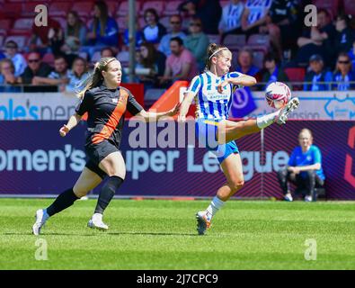 Maya Le Tissier von Brighton und Hove Albion streckt sich während des FA Women's Super League-Spiels zwischen Brighton & Hove Albion Women und Everton am 8. 2022. Mai im People's Pension Stadium in Crawley, Großbritannien, um den Ball. (Foto von Jeff Mood/phcimages.com) Stockfoto