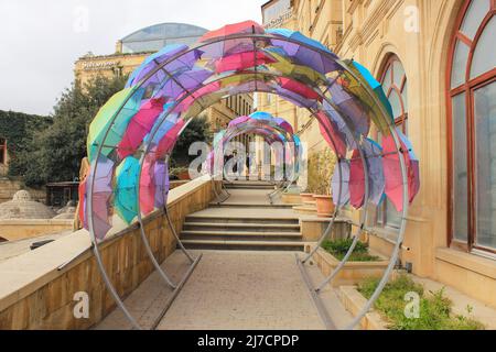 Baku. Aserbaidschan. 25.03.2017 Jahre. Ein schöner Tunnel aus farbigen Regenschirmen. Stockfoto
