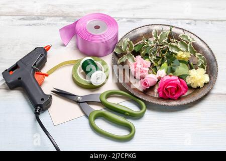 Florist bei der Arbeit: Wie man eine Handgelenk Corsage machen. Schritt für Schritt, Tutorial. Stockfoto