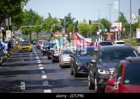 08. Mai 2022, Nordrhein-Westfalen, Köln: Eine pro-russische Autokolonne mit rund 1000 angemeldeten Teilnehmern startet am Fühlinger See und fährt durch Köln zum Gremberger Wäldchen. Foto: Thomas Banneyer/dpa Stockfoto