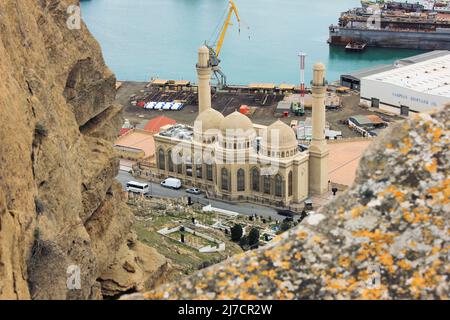 Baku. Aserbaidschan. 25.03.2017 Jahre. Eine schöne Moschee in der Nähe des Hafens auf Shikhovo. Stockfoto