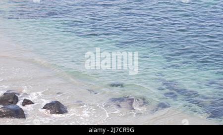 Kristallblauer, azurblauer, transparenter Ozean, La Jolla Cove, kalifornische Küste, USA. Türkis durchscheinende klare Meereswellen von oben. Geriffelte Wasseroberfläche, tropisches Strandparadies Lagune, Sommerferien. Stockfoto