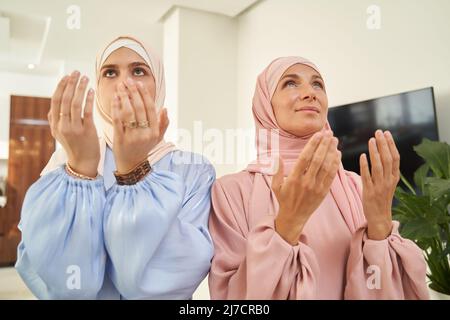 Islamische arabische Frauen beten zu Hause zusammen Stockfoto