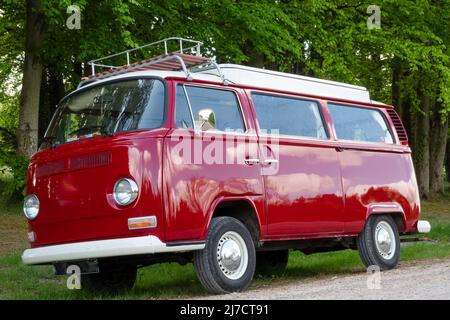 VW T2 Devon Campervan AEL 738K, rot lackiert mit weißen Stoßfängern und Nabenfelgen Stockfoto