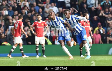 Moises Caicedo von Brighton (links) feiert mit Yves Bissouma, nachdem sie ihr erstes Tor während des Premier League-Spiels zwischen Brighton und Hove Albion und Manchester United im American Express Stadium, Brighton, Großbritannien, erzielt hat - 7. Mai 2022 Photo Simon Dack/Tele Images. Nur redaktionelle Verwendung. Kein Merchandising. Für Fußballbilder gelten Einschränkungen für FA und Premier League. Keine Nutzung von Internet/Mobilgeräten ohne FAPL-Lizenz. Weitere Informationen erhalten Sie von Football Dataco Stockfoto