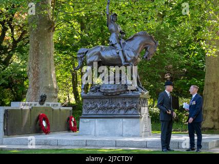 Hyde Park, London, Großbritannien. 8 Mai 2022. Die Combined Cavalry Old Comrades Association 98. findet mit Prinz Edward, dem Earl of Wessex, KG, GCVO, CD, ADC, Royal Honorary Colonel The Royal Wessex Yeomanry bei der Begrüßung am Cavalry Memorial neben dem Bandstand. In diesem einzigartigen britischen Spektakel ziehen die Mitglieder in traditionellem „Walking-Out-Kleid“ aus Melone-Hüten, Anzügen, Regimentsbindern und mit gerillten Regenschirmen um. Kredit: Malcolm Park/Alamy Stockfoto