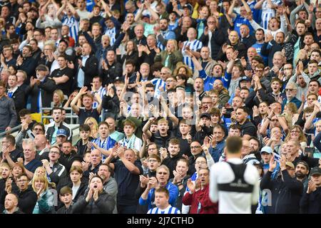 Brighton-Fans, die während des Premier League-Spiels zwischen Brighton und Hove Albion und Manchester United im American Express Stadium, Brighton , Großbritannien, bis 7. Mai 2022 feiern. Foto: Simon Dack/Teleobjektiv. Foto: Simon Dack/Teleobjektiv. Nur redaktionelle Verwendung. Kein Merchandising. Für Fußballbilder gelten Einschränkungen für FA und Premier League. Keine Nutzung von Internet/Mobilgeräten ohne FAPL-Lizenz. Weitere Informationen erhalten Sie von Football Dataco Stockfoto