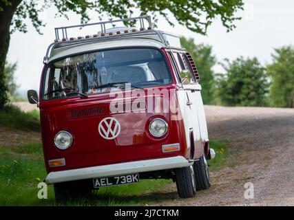 VW T2 Devon Campervan AEL 738K, rot lackiert mit weißen Stoßfängern und Nabenfelgen Stockfoto