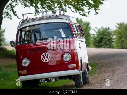 VW T2 Devon Campervan AEL 738K, rot lackiert mit weißen Stoßfängern und Nabenfelgen Stockfoto