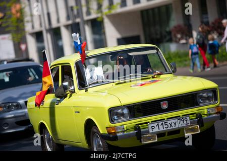 08. Mai 2022, Nordrhein-Westfalen, Köln: Eine pro-russische Autokolonne mit rund 1000 angemeldeten Teilnehmern startet am Fühlinger See und fährt durch Köln zum Gremberger Wäldchen. Foto: Thomas Banneyer/dpa Stockfoto