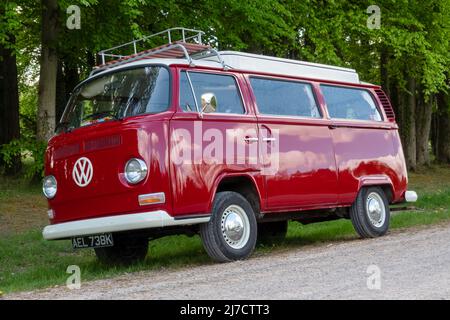 VW T2 Devon Campervan AEL 738K, rot lackiert mit weißen Stoßfängern und Nabenfelgen Stockfoto