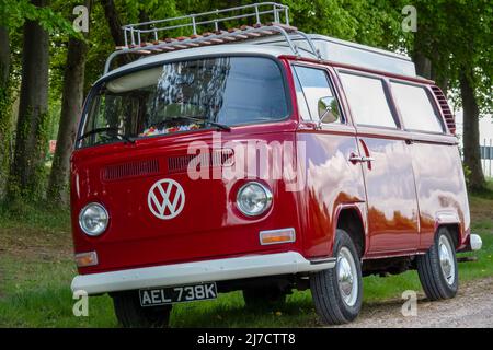 VW T2 Devon Campervan AEL 738K, rot lackiert mit weißen Stoßfängern und Nabenfelgen Stockfoto