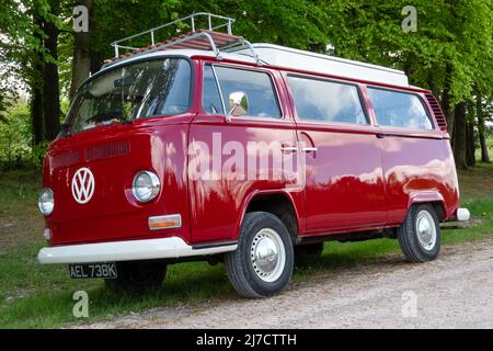 VW T2 Devon Campervan AEL 738K, rot lackiert mit weißen Stoßfängern und Nabenfelgen Stockfoto