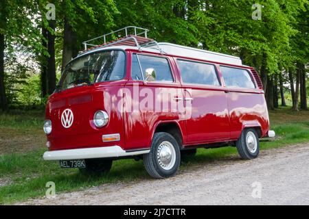 VW T2 Devon Campervan AEL 738K, rot lackiert mit weißen Stoßfängern und Nabenfelgen Stockfoto