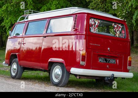 VW T2 Devon Campervan AEL 738K, rot lackiert mit weißen Stoßfängern und Nabenfelgen Stockfoto