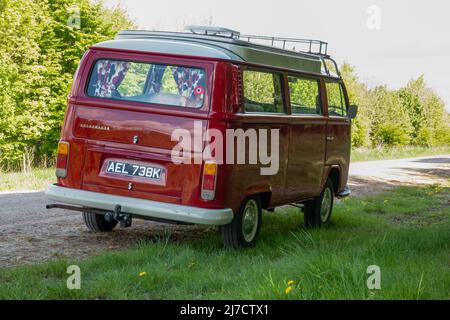 VW T2 Devon Campervan AEL 738K, rot lackiert mit weißen Stoßfängern und Nabenfelgen Stockfoto