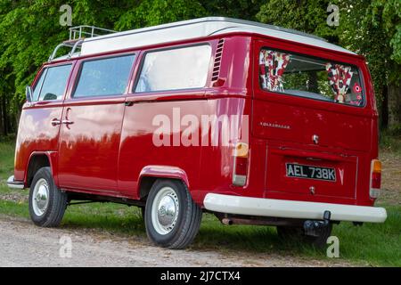 VW T2 Devon Campervan AEL 738K, rot lackiert mit weißen Stoßfängern und Nabenfelgen Stockfoto