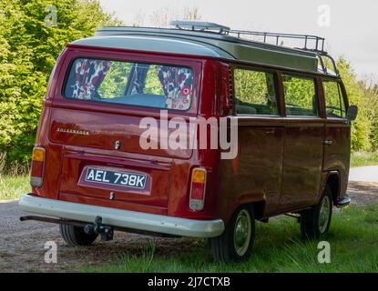 VW T2 Devon Campervan AEL 738K, rot lackiert mit weißen Stoßfängern und Nabenfelgen Stockfoto