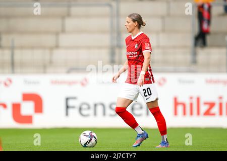 Freiburg, Deutschland. 08/05/2022, Jana Vojtekova (20 Freiburg) steuert den Ball (Action) während des 1. Fußballspiel der Frauen-Bundesliga zwischen SC Freiburg und SGS Essen im Dreisamstadion in Freiburg. Daniela Porcelli/SPP Stockfoto