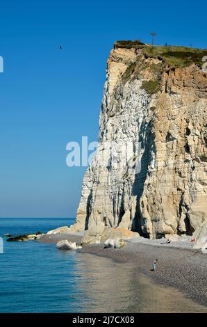 Berühmte Klippe von Fécamp mit calvary, Gemeinde im Departement seine-Maritime in der Region Haute-Normandie im Nordwesten Frankreichs Stockfoto