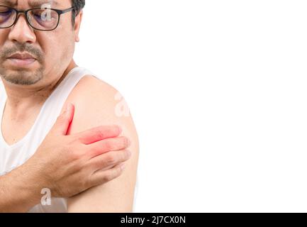 Ein Mann mittleren Alters in weißem veat, der an Arm- und Schulterschmerzen, isoliert auf Weiß, leidet. Office-Syndrom oder gefrorene Schulter. Gesundheitswesen und medizinische CO Stockfoto