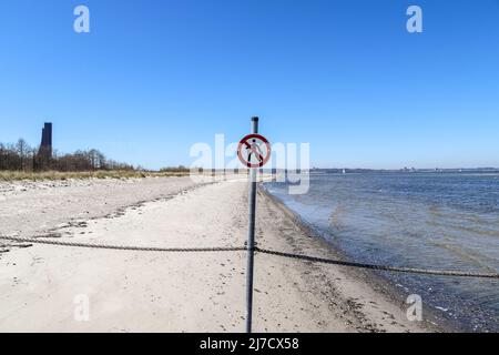 Ein mit Seilen und Pfeilen abgesperrter Bereich am Ostseestrand Stockfoto