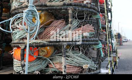 Fallen, Seile und Käfige auf Pier, kommerziellen Dock, Fischerei, Monterey California USA. Leere Töpfe, Creels für Fisch, Meeresfrüchte, die im Hafen gefangen werden. Viele Fischernetze und Körbe im Seehafen. Fischerei. Stockfoto