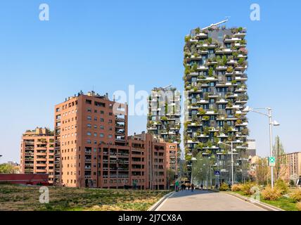 Bosco Verticale (Vertikales Holz) ist ein Komplex aus zwei ökologischen Wohntürmen, die mit Bäumen bedeckt sind, in Mailand, Italien. Stockfoto