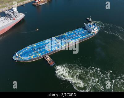 Rotterdam, 18.. april 2022, Niederlande. Rohöltanker Alhani, der von einem Schlepper-Marineschiff im Hafen angedockt wird. Luftdrohnenansicht Stockfoto