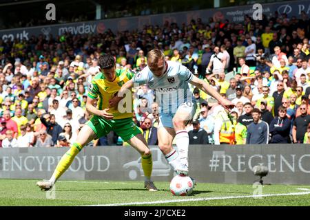 8.. Mai 2022, Carrow Road, Norwich, Norforlk, England; Premier League Football, Norwich gegen West Ham; Jarrod Bowen von West Ham Vereinigte sich unter dem Druck von Sam Byram von Norwich City Stockfoto