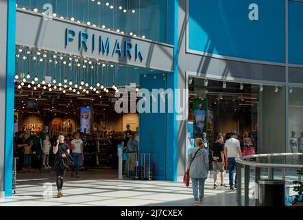 Posen, Polen. 07. Mai 2022: Primark-Logo über dem Eingang zum Geschäft im Einkaufszentrum. Stockfoto