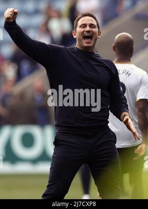 Leicester, England, 8.. Mai 2022. Frank Lampard-Manager von Everton feiert seinen Sieg im Premier League-Spiel im King Power Stadium, Leicester. Bildnachweis sollte lauten: Darren Staples / Sportimage Stockfoto