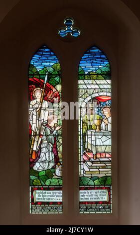 Buntglasfenster zum Gedenken an den Dichter Lord Tennyson in der St. Bartholomew's Church, Haslemere, England, Großbritannien Stockfoto