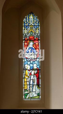 Buntglasfenster zum Gedenken an den Jesuitenpater Gerard Manley Hopkins in der St. Bartholomew's Church, Haslemere, Surrey, England, Großbritannien Stockfoto