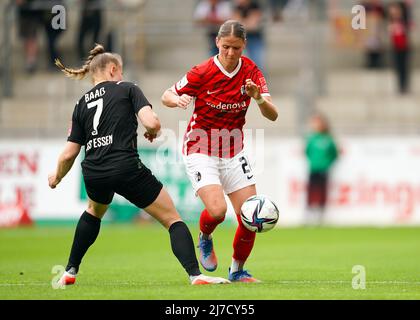 Freiburg, Deutschland. 08/05/2022, Antonia Baaß (7 SGS) und Jana Vojtekova (20 Freiburg) kämpfen während des 1 um den Ball (Duell). Fußballspiel der Frauen-Bundesliga zwischen SC Freiburg und SGS Essen im Dreisamstadion in Freiburg. Daniela Porcelli/SPP Stockfoto