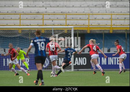 Karchouni Ghoutia (FC Internazionale) schießt den Ball während Inter - FC Internazionale gegen AC Milan, Italienischer Fußball Serie A Frauenspiel in Mailand, Italien, Mai 07 2022 Stockfoto