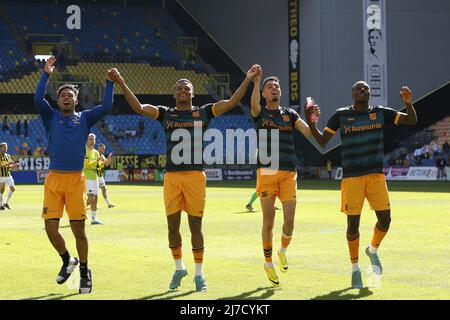 Rotterdam, Niederlande, 8. Mai 2022 ARNHEM - die Spieler des SC Heerenveen jubeln nach dem niederländischen Eredivisie-Spiel zwischen Vitesse und sc Heerenveen am 8. Mai 2022 in Arnhem, Niederlande, den Fans zu. ANP JEROEN PUTMANS Stockfoto